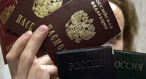 У российских полицейских тоже собрали заграничные паспорта