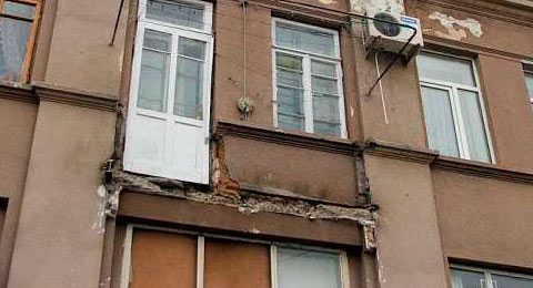 Коммунальщики снесли балконы без разрешения жителей