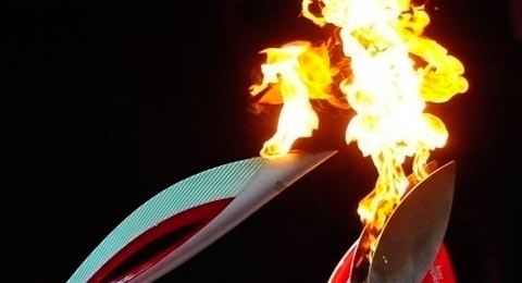 Знаменитого бобслеиста поджег Олимпийский факел на эстафете в Хакасии