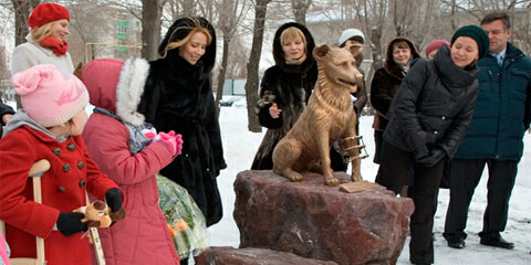 Около центра Илизарова появился памятник собаке